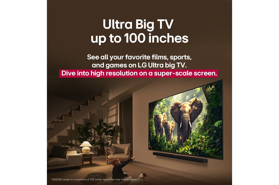 Cô gái và chú chó ngồi trước LG QNED TV gắn tường, bên trên LG Soundbar và đang chiếu hình ba con voi đi tản ra. Tiêu đề nói về cách màn hình lớn khiến mọi hành động trở nên ly kỳ hơn.