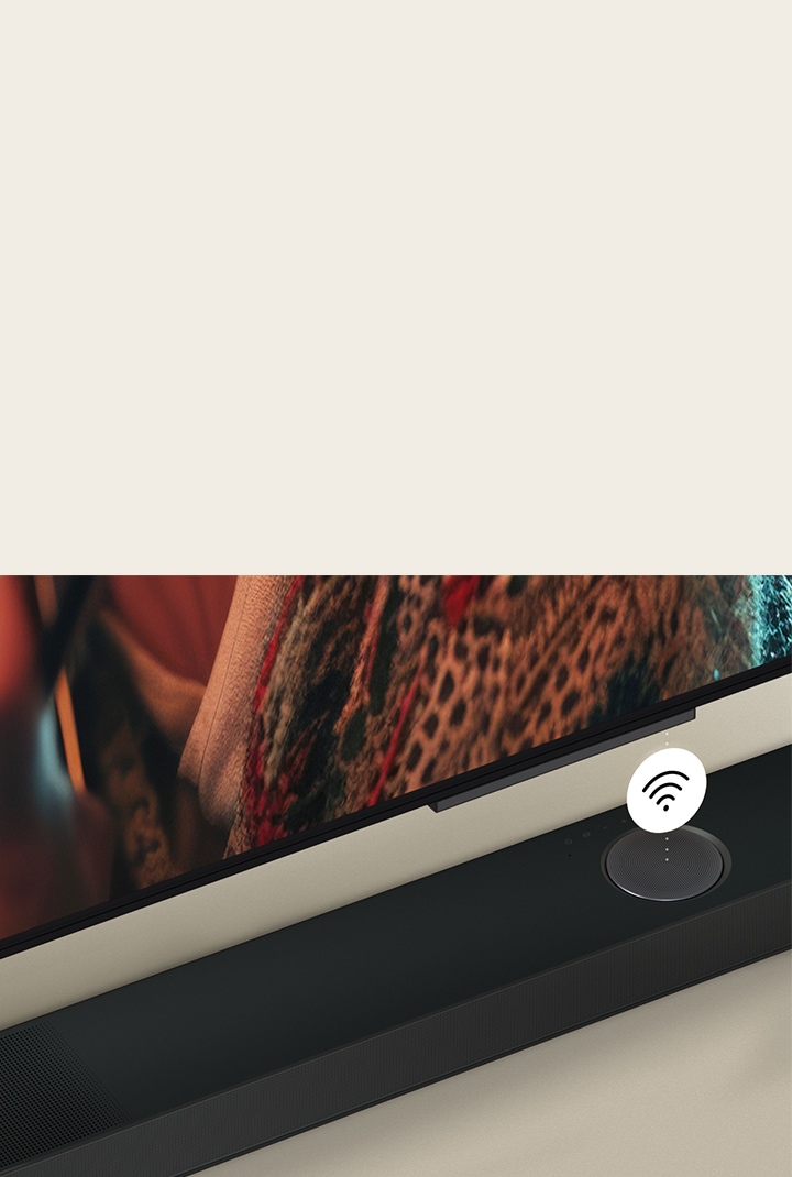Cận cảnh TV LG phía trên LG Soundbar với biểu tượng WiFi nổi phía trên