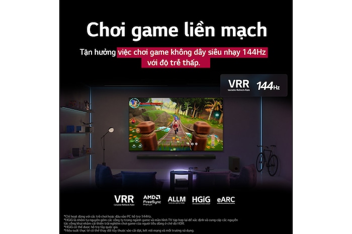 Phòng khách được chiếu sáng mờ với màn hình trò chơi được hiển thị trên QNED9M. Hộp kết nối không dây nằm bên trong bàn cà phê. Văn bản nói về chơi game không dây siêu nhạy 144Hz với độ trễ thấp.