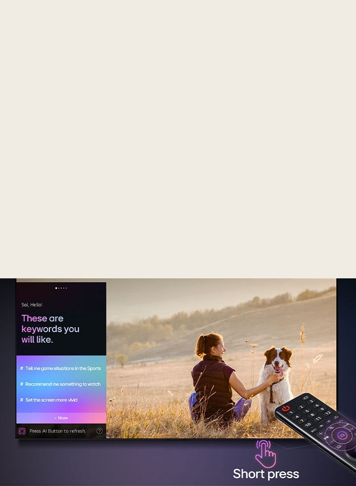 Điều khiển LG AI Magic đặt trước màn hình TV LG. Trên màn hình hiển thị lời chào từ LG AI cùng các từ khóa được cá nhân hóa dựa trên lịch sử tìm kiếm và xem của người dùng. Bên cạnh điều khiển là biểu tượng và nhãn hiển thị tính năng AI Concierge, cho thấy cách truy cập dễ dàng chỉ với một lần nhấn nút AI.