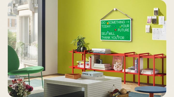 Các không gian sống khác nhau với màn hình LG StanbyME 2 treo tường. Màn hình hiển thị poster nghệ thuật.