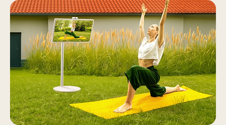 Một người phụ nữ trong tư thế yoga được phản chiếu trên màn hình StanbyME 2.