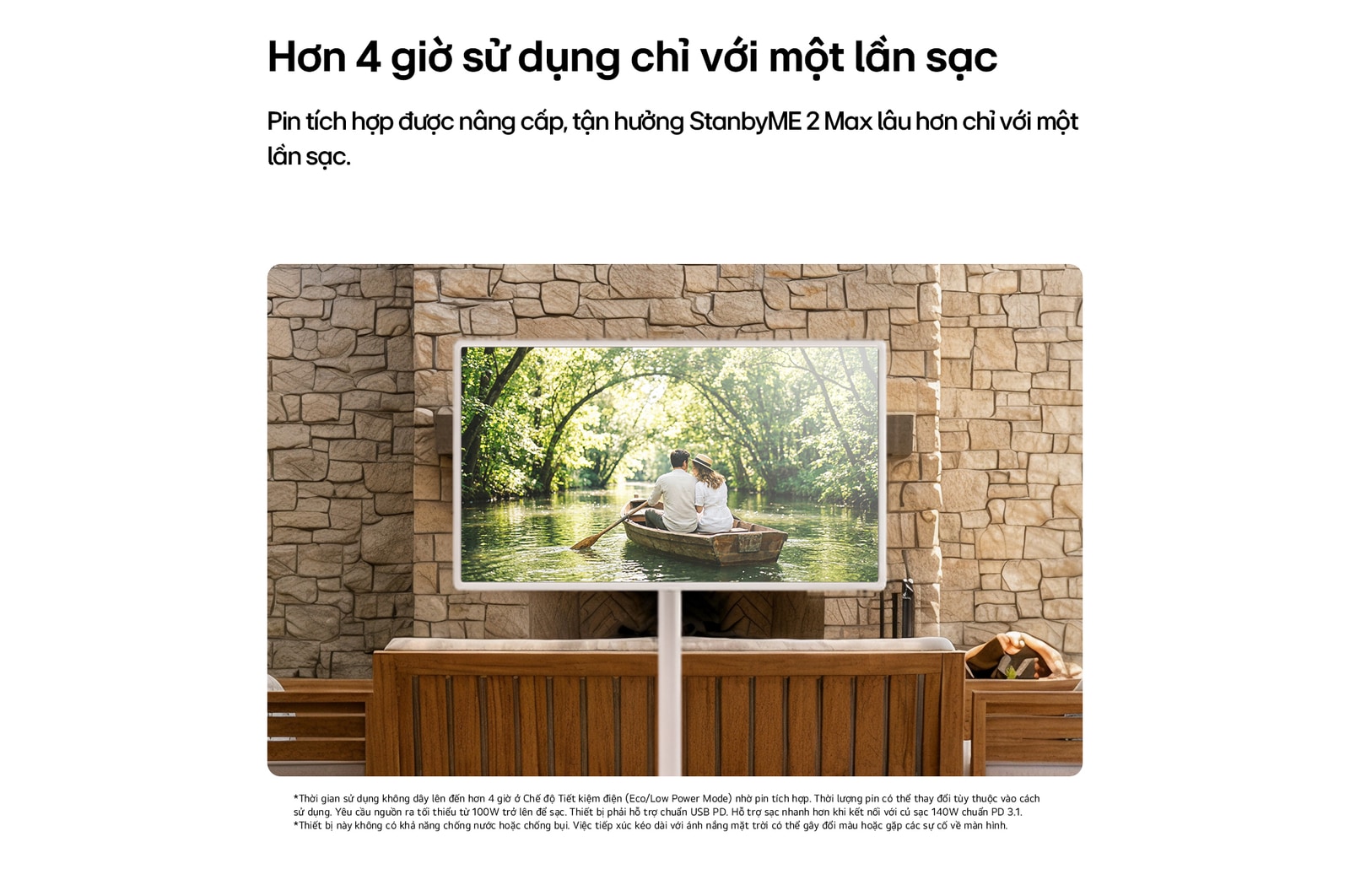 Màn hình Giải trí Di động LG StanbyME 2 Max LX6 với pin tích hợp được đặt giữa không gian sân trong tường đá với nội thất gỗ, hỗ trợ thời lượng phát hơn 4 giờ cho một lần sạc, mang đến trải nghiệm xem linh hoạt mà không cần kết nối nguồn điện.