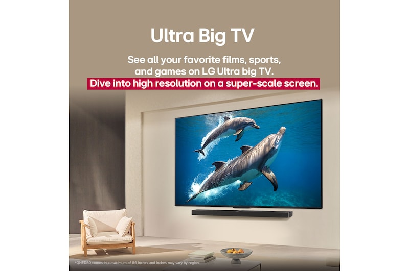 Cả gia đình ngồi trên chiếc ghế dài đối diện LG QNED TV treo tường, phía trên là LG Soundbar, một cô bé chỉ vào màn hình chiếu ảnh hai chú cá heo. Tiêu đề nói về cách màn hình lớn khiến mọi hành động trở nên ly kỳ hơn.