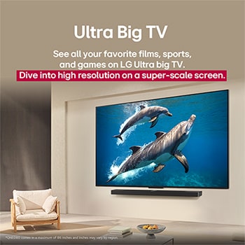Cả gia đình ngồi trên chiếc ghế dài đối diện LG QNED TV treo tường, phía trên là LG Soundbar, một cô bé chỉ vào màn hình chiếu ảnh hai chú cá heo. Tiêu đề nói về cách màn hình lớn khiến mọi hành động trở nên ly kỳ hơn.