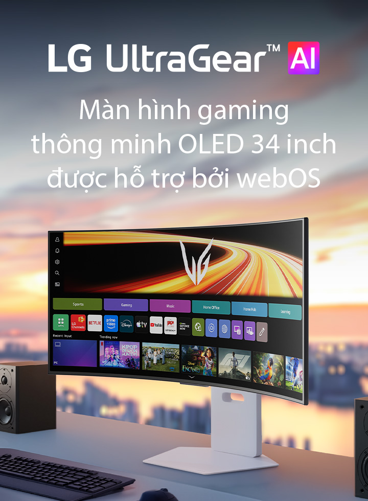 Màn hình gaming OLED UltraGear™ GX9s hiển thị giao diện webOS trên màn hình cong, đặt trên bàn làm việc với loa âm thanh nổi.