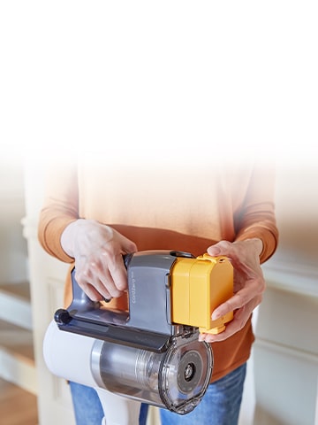 Hình ảnh máy hút bụi LG với phụ kiện chính hãng.