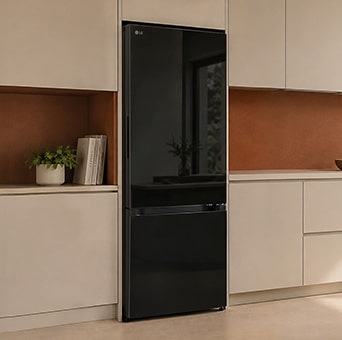 Tủ lạnh ngăn đá dưới LG màu đen hiện đại có vòi lấy nước, hòa hợp hoàn hảo bên cạnh mặt bàn bếp gỗ.