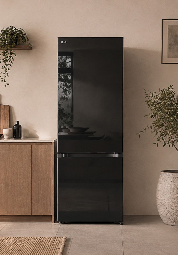 Mặt trước tủ lạnh ngăn đá dưới LG với InstaView trong căn bếp hiện đại tông trắng.