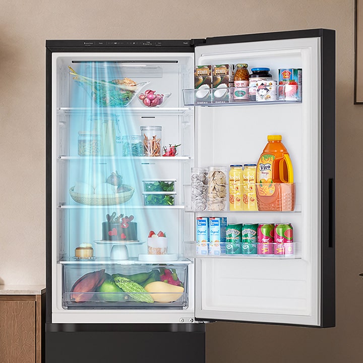Luồng khí lạnh từ phía trên tủ lạnh tạo thành lớp màn khí bảo vệ khu vực cửa tủ.
