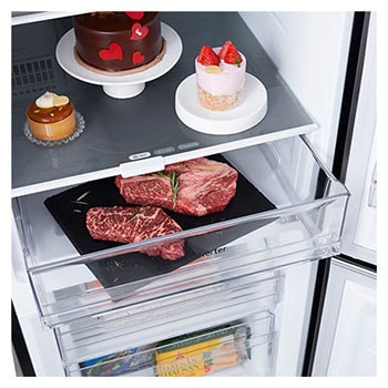 Ngăn kéo Fresh Converter mở trong tủ lạnh LG chứa thịt bò sống với chế độ Thịt được chọn.
