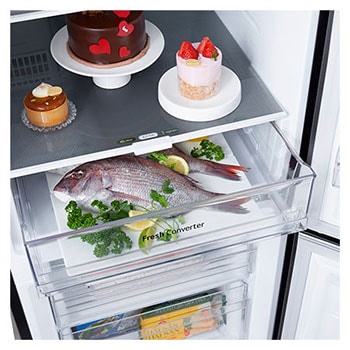 Ngăn kéo Fresh Converter mở trong tủ lạnh LG chứa cá nguyên con với chế độ Cá được chọn.