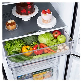 Ngăn kéo Fresh Converter mở trong tủ lạnh LG chứa đầy rau củ và trái cây với chế độ Rau củ được chọn.