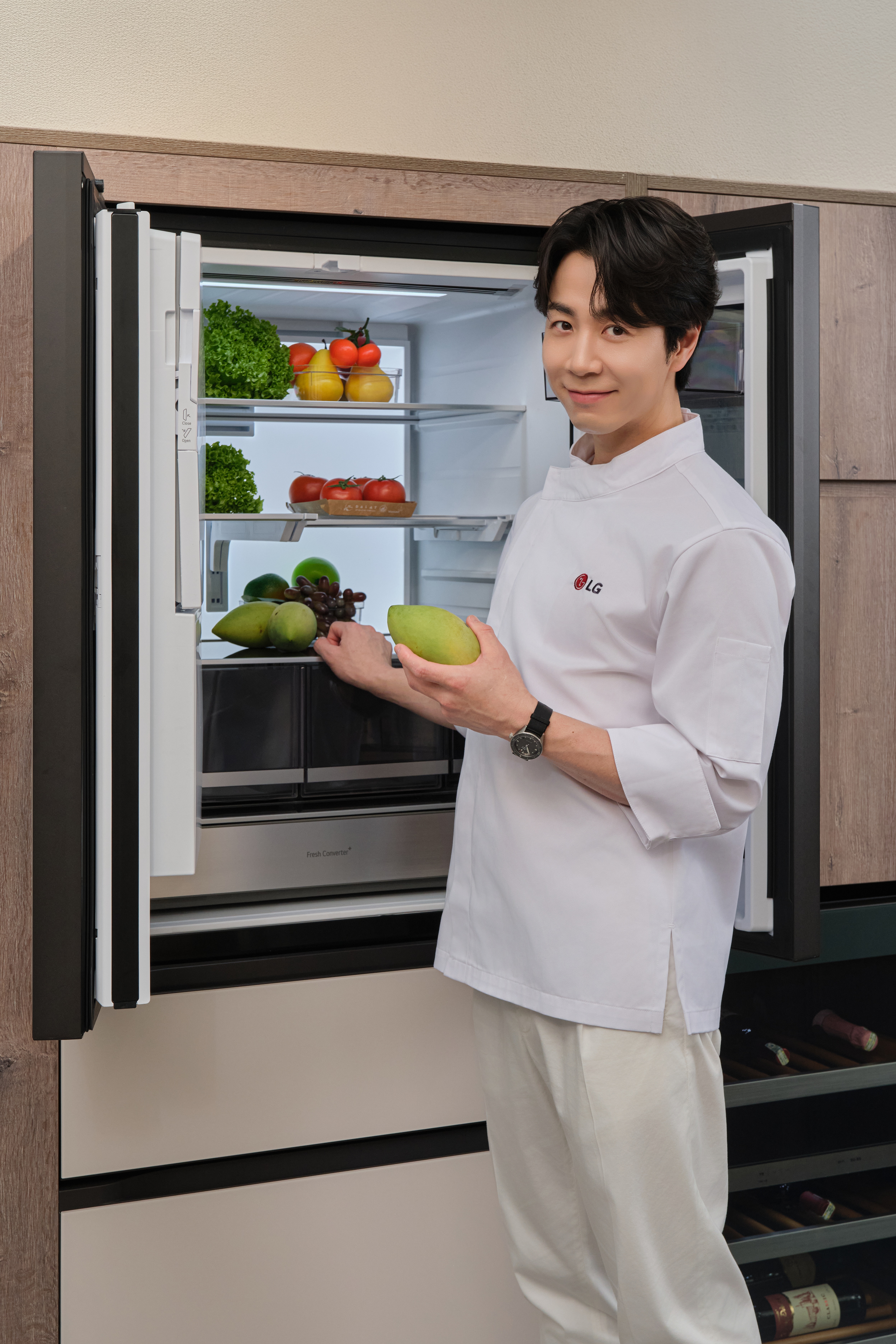LG FrenchDoor InstaView thế hệ mới kết hợp thiết kế âm tường liền mạch, lưu trữ linh hoạt và hệ thống làm đá đa dạng cho trải nghiệm sống tiện nghi.