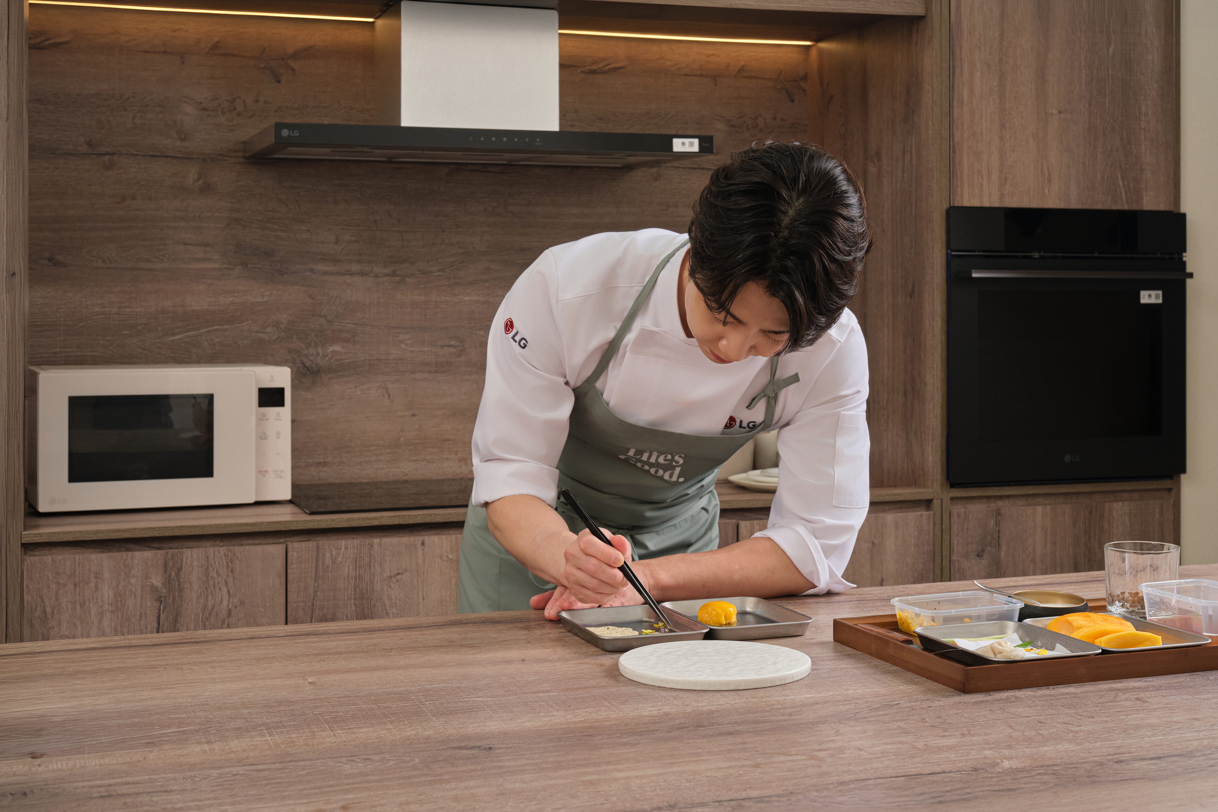 Chef Son Jong Won mang đến trải nghiệm ẩm thực Hàn Quốc đương đại qua món Yakbap xoài và Sujeonggwa hương sả tại Another Saigon by LG.