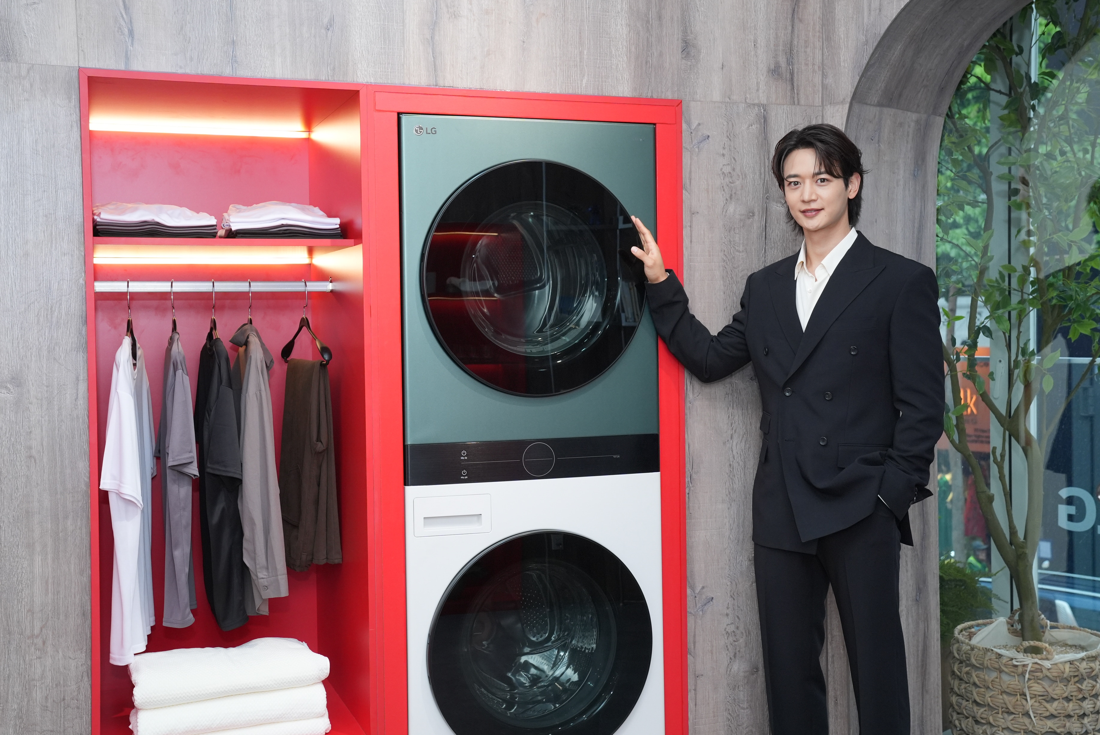 Phòng thay đồ với tháp giặt sấy LG