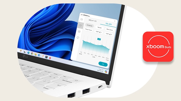 Một chiếc máy tính xách tay màu trắng, góc của LG gram được hiển thị với màn hình ứng dụng xboom trên đó. Bên cạnh biểu tượng ứng dụng xboom được đặt.