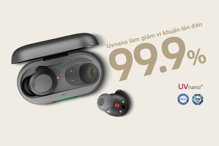 Một giá đỡ xboom Buds Plus màu đen được đặt mở với một tai nghe trong đó và một tai nghe khác ra khỏi đó.