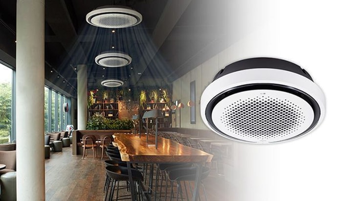 Ba thiết bị round cassette thổi những luồng không khí lạnh vào quán cà phê được trang trí với bộ bàn ghế và những chiếc đèn cổ điển. Hình ảnh sản phẩm phóng to ở bên phải.