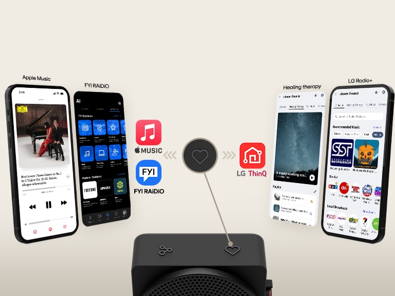 Màn hình ứng dụng Apple Music hiển thị ở bên trái và màn hình ứng dụng LG ThinQ bên phải, làm nổi bật tính năng phát nhạc chỉ bằng một lần chạm thông qua My Button trên loa LG xboom mini.