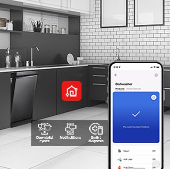 Nội thất nhà bếp với máy rửa bát độc lập mở hé và ứng dụng LG ThinQ™ hiển thị thông báo hoàn thành chu trình.