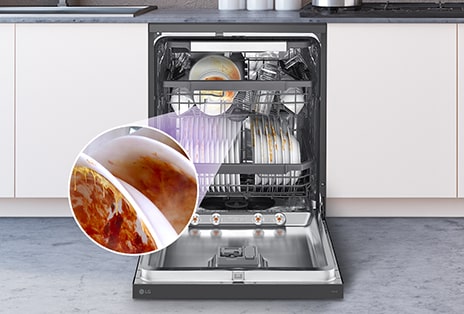 Máy rửa bát âm tủ mở cửa hoàn toàn, để lộ bát đĩa bẩn bên trong.