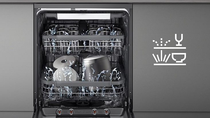 Bên trong máy rửa bát độc lập LG được trang bị giàn trên có khả năng rửa nhẹ nhàng và giàn dưới có khả năng rửa mạnh mẽ.
