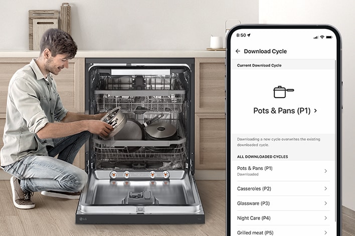 Người đàn ông đang cầm chiếc nồi bên cạnh máy rửa bát độc lập của LG, trong khi ứng dụng LG ThinQ hiển thị toàn bộ chu trình làm sạch cho nồi và chảo.