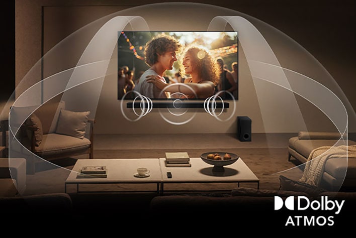 Phòng khách ấm cúng với ánh sáng dịu nhẹ, TV LG NanoCell gắn trên tường cùng loa LG Soundbar. Đồ họa minh họa cách Dolby Atmos lấp đầy không gian với âm thanh vòm từ mọi hướng. Logo Dolby Atmos nằm ở góc dưới bên phải.