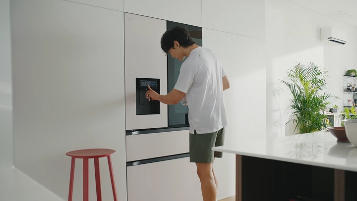 Choi Minho bên tủ lạnh LG InstaView trong căn bếp hiện đại