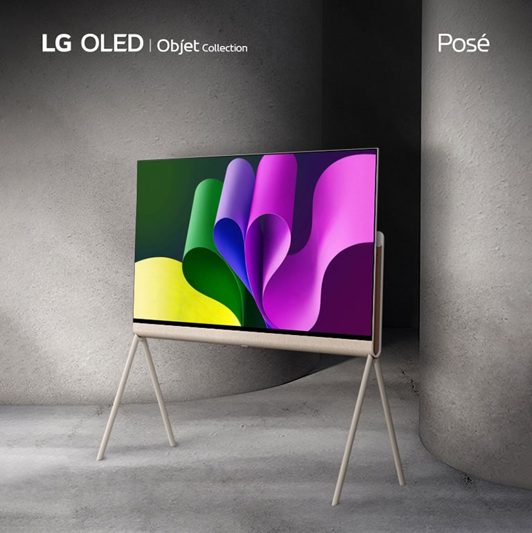 LG OLED Posé xem từ phía sau. Camera phóng to khi LG OLED Posé xoay sang trái, chậm dần để nhìn cận cảnh logo LG Objet và góc nhìn từ bên. Posé dừng ở góc 45 độ, nằm giữa hai cột màu xám lớn, quay mặt về bên trái, trên màn hình chiếu tác phẩm nghệ thuật trừu tượng đầy màu sắc.