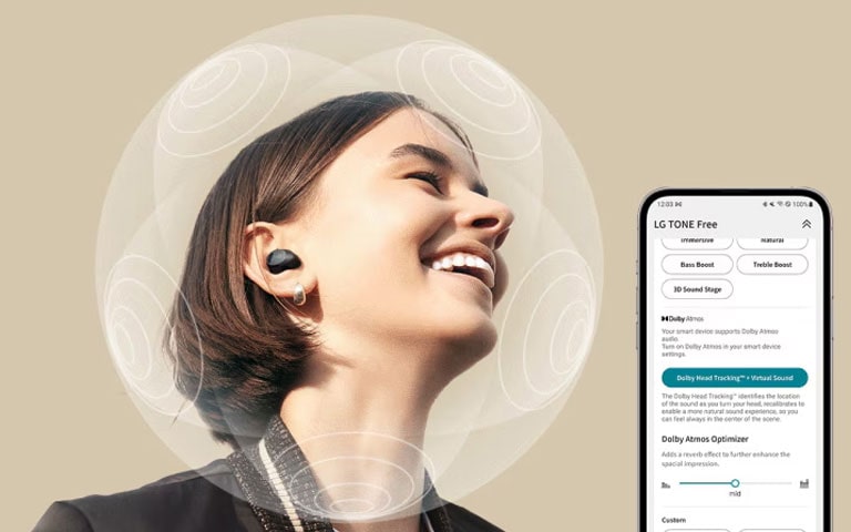 Người phụ nữ đeo T90S mỉm cười. Khối cầu hiện xung quanh đầu cô ấy để nhấn mạnh vào tính năng âm thanh không gian. Bên phải là hình ảnh giao diện điện thoại thông minh để minh họa tính năng này khả dụng trên ứng dụng TONE Free.