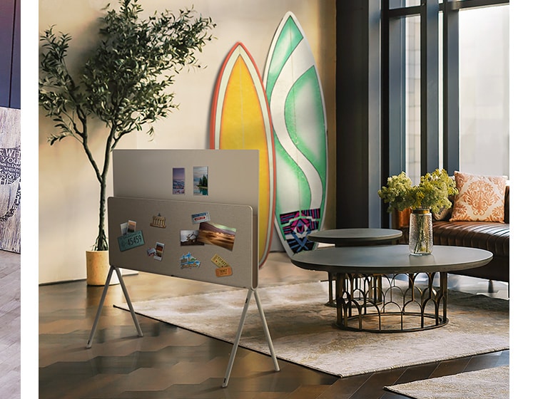 Trang chiếu Posé trong ba không gian nội thất. Trong trang chiếu đầu tiên, Posé được nhìn từ phía sau với một album đĩa than và bản thu âm được đặt trên kệ sách báo, bên cạnh các đĩa than và một cây đàn guitar. Trang chiếu tiếp theo thể hiện Posé nhìn từ phía sau với các tạp chí thiên nhiên được đặt trên kệ sách báo trong phòng khách theo chủ đề thực vật. Trang chiếu cuối cùng thể hiện Posé nhìn từ phía sau với bưu thiếp, nhãn dán biển số xe, ảnh và ghim được đặt khắp mặt sau khi sản phẩm nằm trong phòng khách ấm cúng, sáng sủa.