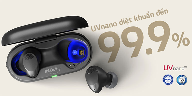 Hình ảnh mặt trên của LG TONE Free T90S với hộp sạc mở. Tai nghe được đặt trên bề mặt, hiển thị đèn UV Nano đang sáng. Dòng chữ hiển thị bên cạnh tai nghe.