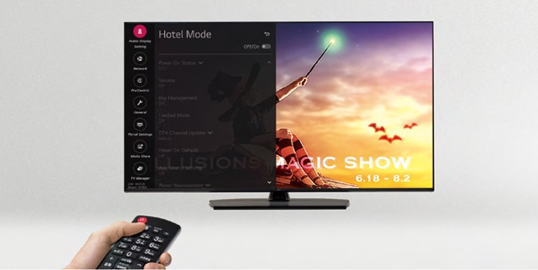 Một người đang điều khiển cài đặt TV với Chế độ Khách sạn.
