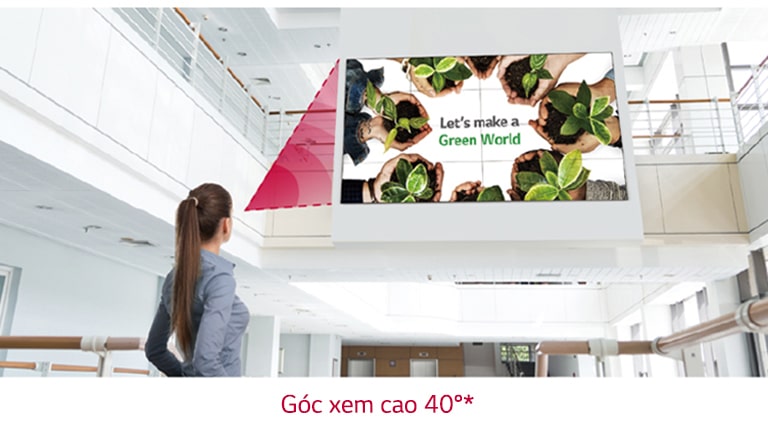 Một người phụ nữ nhìn lên màn hình được lắp đặt trên lầu, và màu sắc được hiển thị sống động mà không có bất kỳ biến dạng nào.