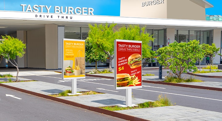 Có hai chiếc 55XF3P được lắp đặt trong khu vực lái xe qua tại điểm bán bánh mì kẹp thịt, và chúng hiển thị sống động menu bánh mì kẹp thịt và quảng cáo ngay cả dưới ánh sáng mặt trời.