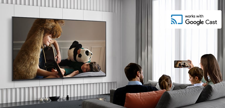 Khách lưu trú trong khách sạn đang sử dụng Google Cast để ghép nối điện thoại thông minh với TV trong phòng và truy cập nội dung.