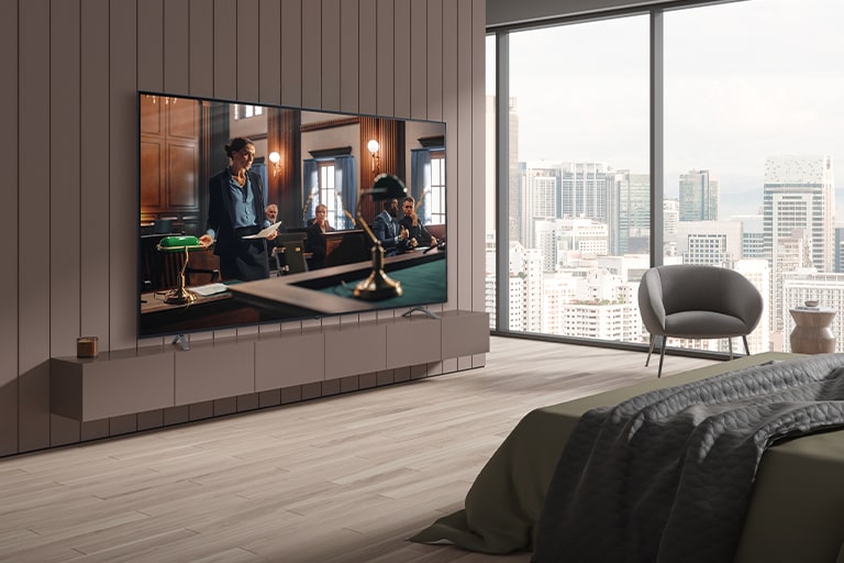 TV được treo trên tường trong phòng khách sạn, màn hình TV tươi sáng, rõ nét.