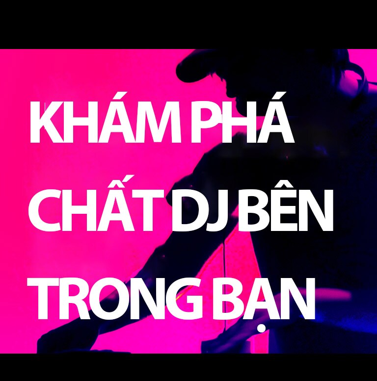 Một người đàn ông đang quay đĩa trên bàn DJ.