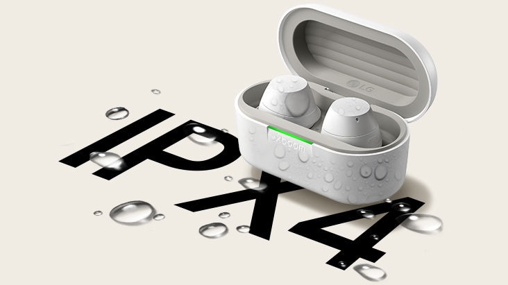  xboom Buds được đặt chéo trên một giá đỡ màu trắng với đèn sáng. Vài giọt nước còn vương lại trên hộp sạc và nền nhà
