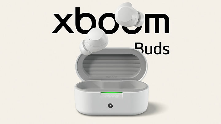 Hộp sạc xboom Buds được đặt hoàn toàn mở, với hai chiếc tai nghe đang lơ lửng phía trên.