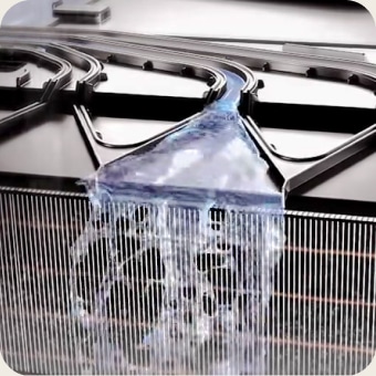 Hình ảnh nước sạch chạy qua bộ ngưng tụ.