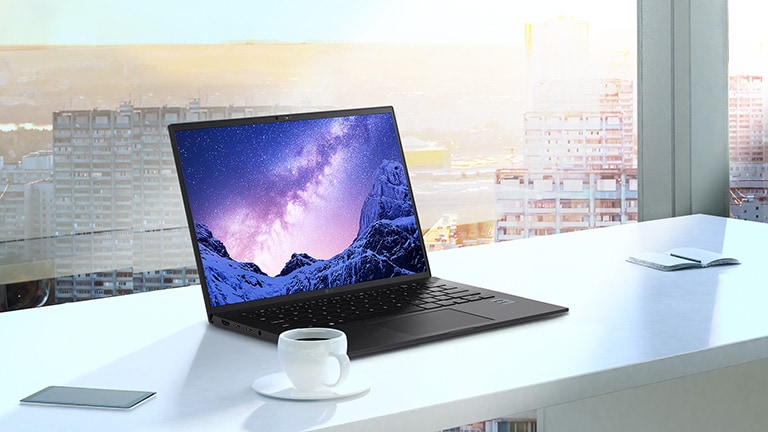 Hình ảnh cho thấy LG gram được đặt trên bàn làm việc, xung quanh là cửa sổ kính, nhưng không có phản xạ ánh sáng trên màn hình.