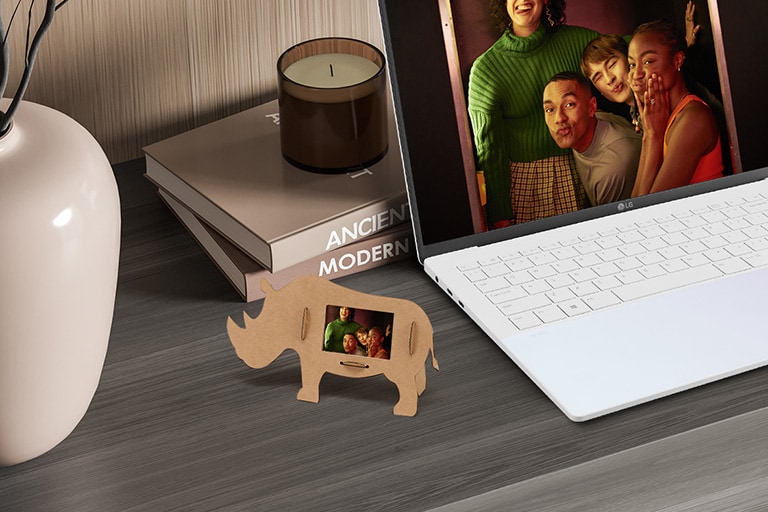 Hình ảnh cho thấy khung ảnh tê giác được trưng bày trên bàn.