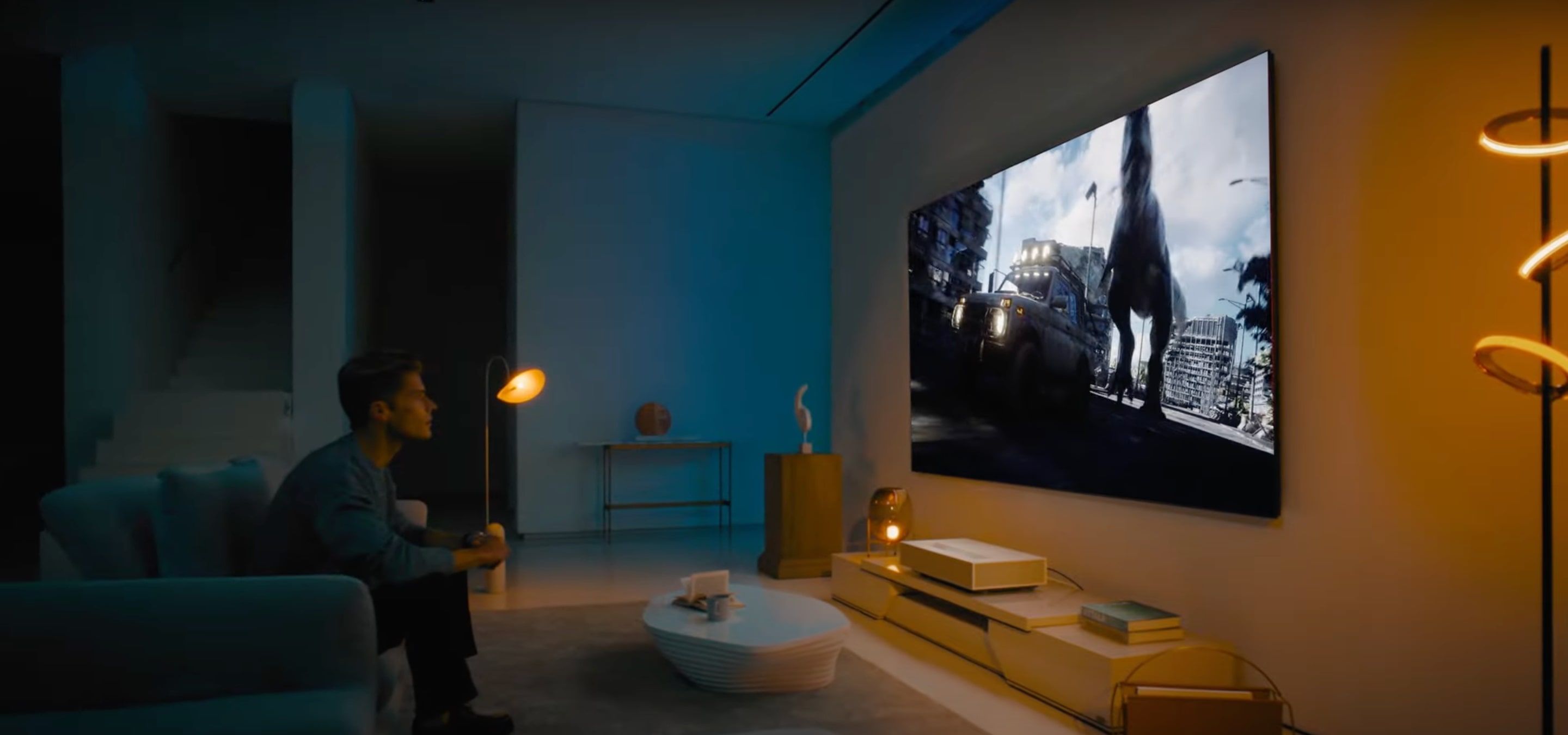 Một người đàn ông đang xem phim hành động trên tivi. 