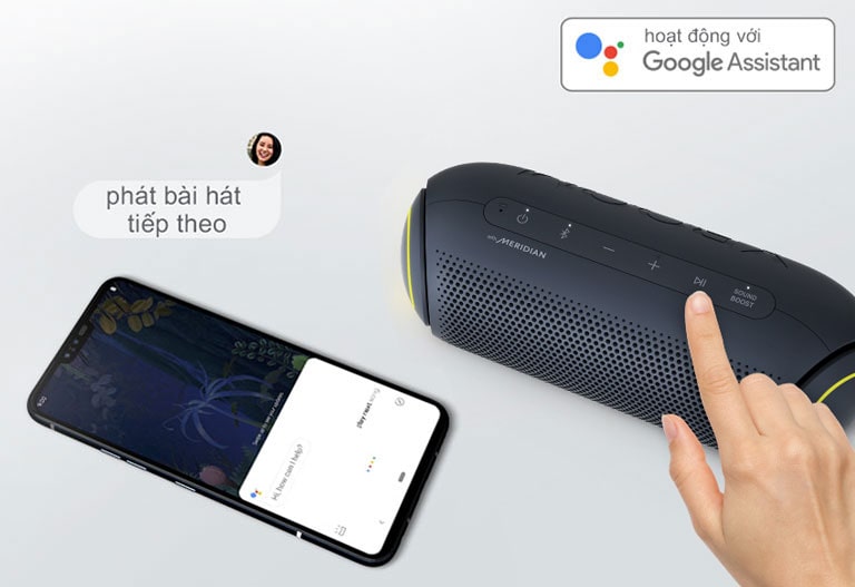 Một bàn tay đang nhấn nút trên loa LG XBOOM Go. Một chiếc điện thoại thông minh đang đặt bên cạnh. Có bong bóng thoại hiện ra. Logo của Google được đặt ở góc trên bên trái.