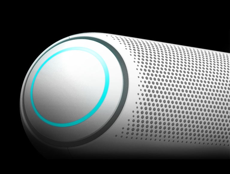 Ảnh cận cảnh loa siêu trầm bên trái của LG XBOOM Go với đèn màu xanh da trền trên nền đen.