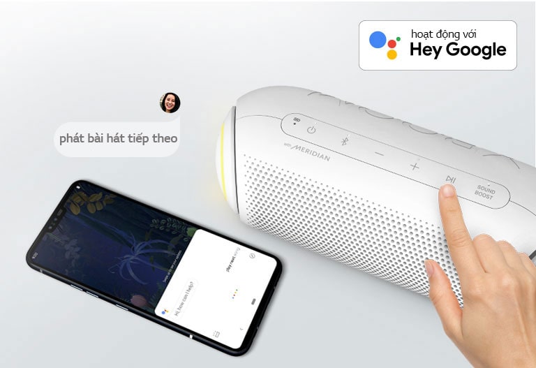 Một bàn tay đang nhấn nút trên loa LG XBOOM Go. Một chiếc điện thoại thông minh đang đặt bên cạnh. Có bong bóng thoại hiện ra. Logo của Google được đặt ở góc trên bên trái.