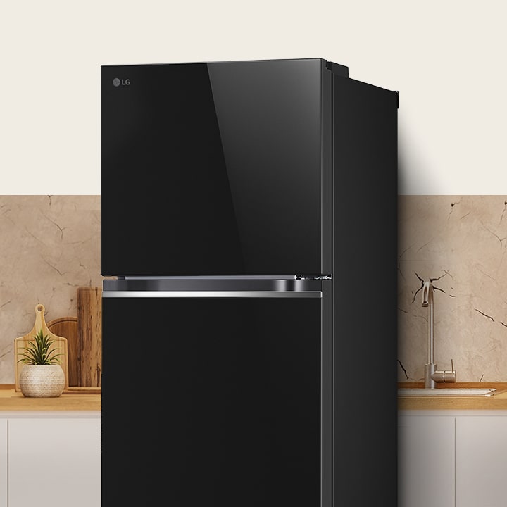 Tủ lạnh ngăn đá trên LG với lớp vật liệu bề mặt kính trong gian bếp hiện đại, thể hiện thiết kế tổng thể của tủ lạnh